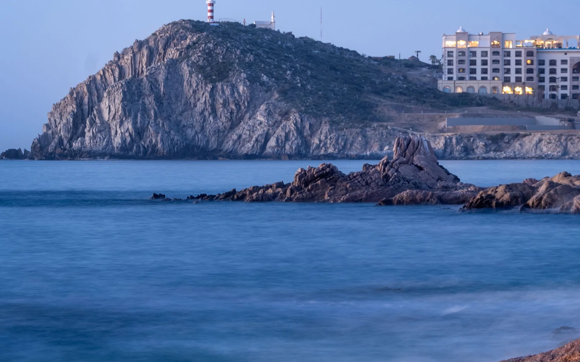 Cabo San Lucas’taki deniz fenerinin bulunduğu kayalık sahil