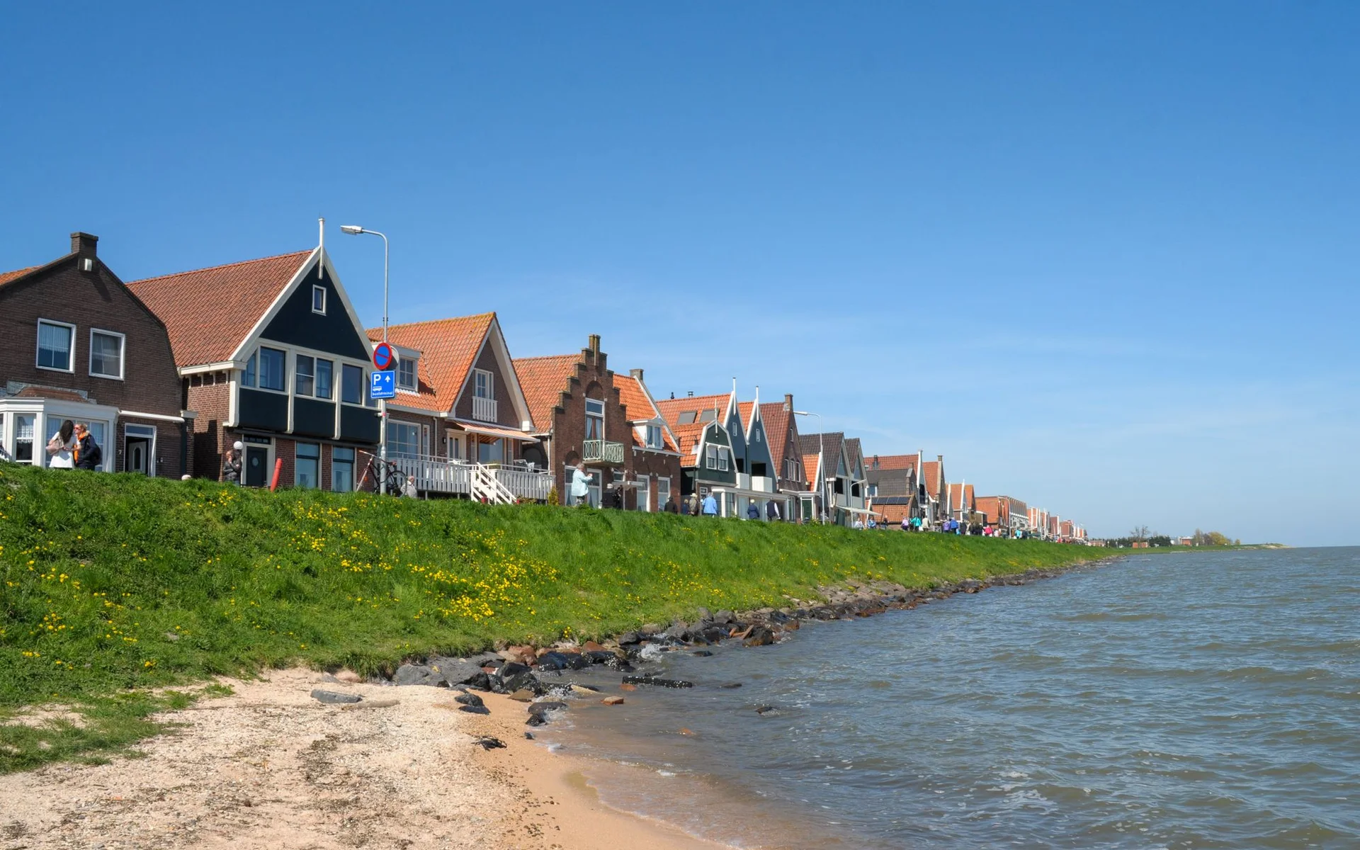 Volendam kıyısındaki tarihi evler