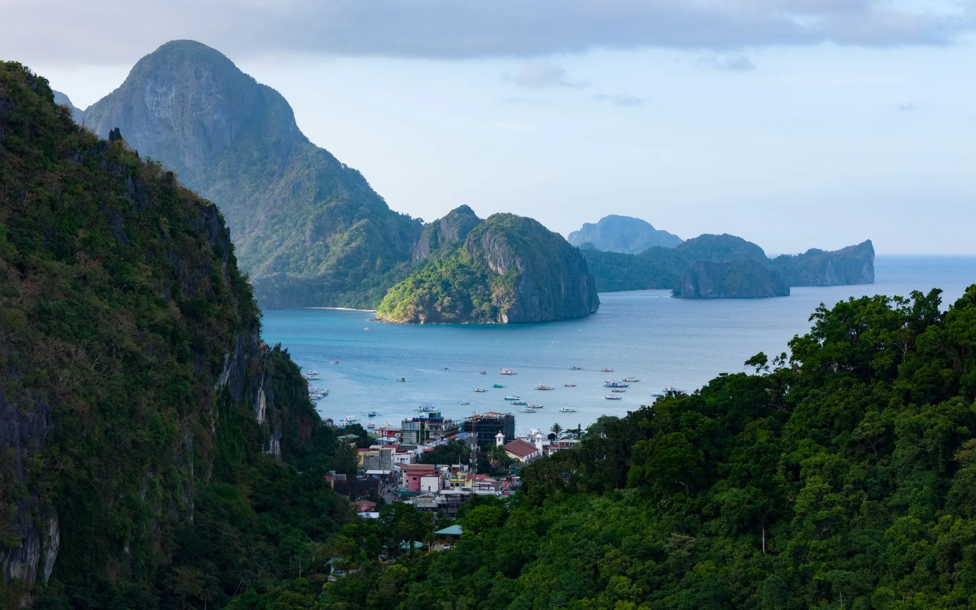 Palawan’daki El Nido’da yeşil adalar ve mavi deniz