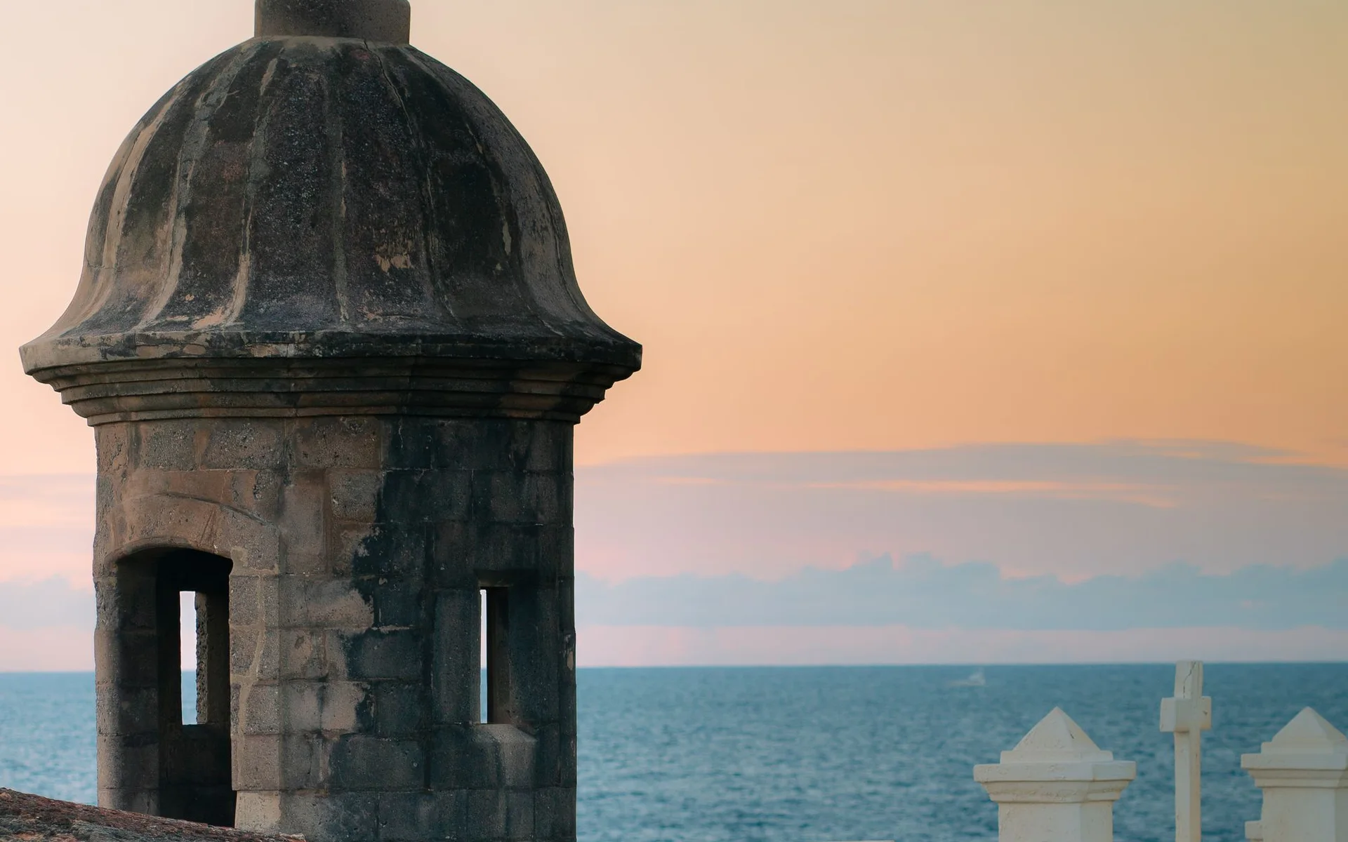 San Juan'da deniz kenarındaki tarihi gözetleme kulesi