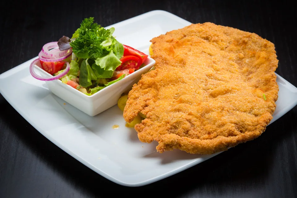 Example photo: Breaded schnitzel with a side salad on a white plate