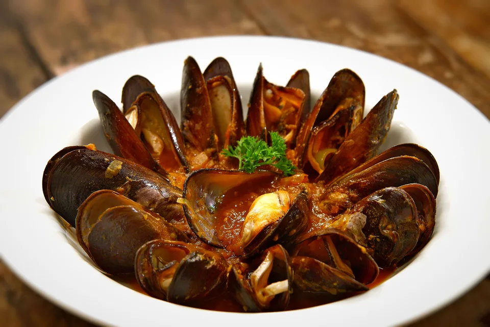 Example photo: Cooked mussels served in a deep plate