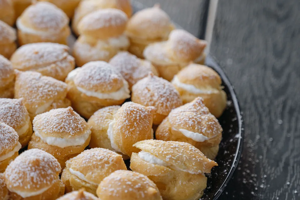 Example photo: Cream puffs dusted with icing sugar