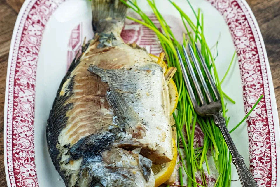 Example photo: Grilled fish with lemon