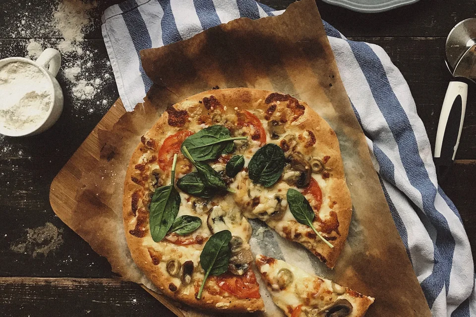 Example photo: Pizza topped with mushrooms and spinach
