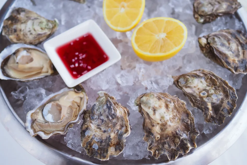 Example photo: Oysters served on ice with lemon and sauce