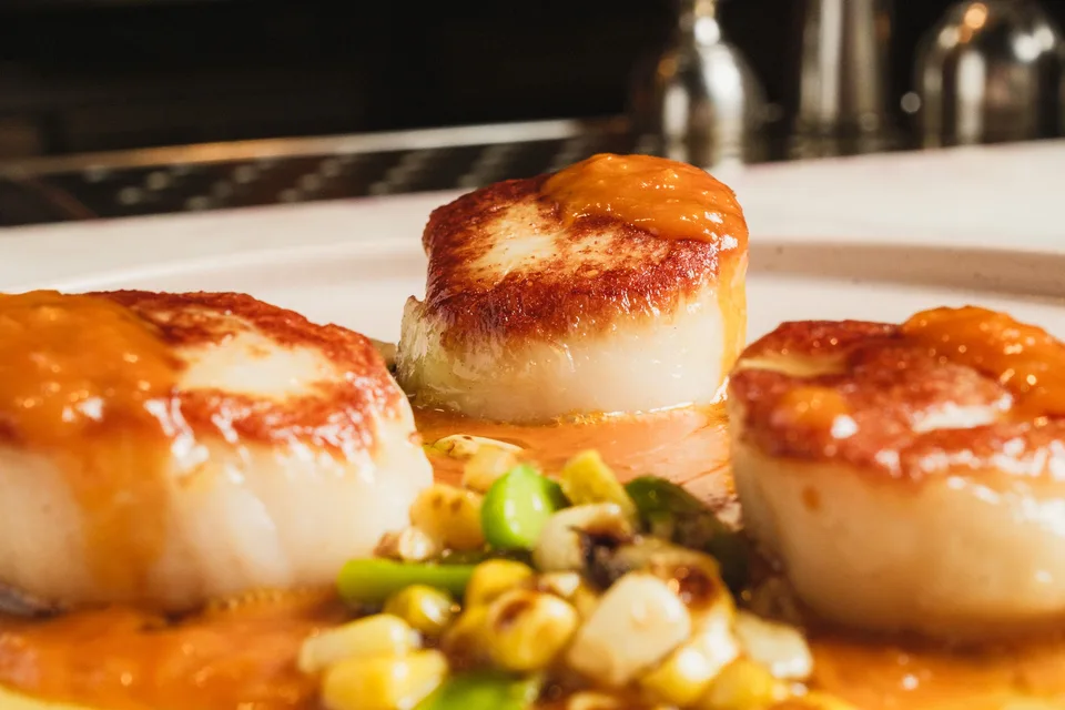 Example photo: Seared scallops on a plate