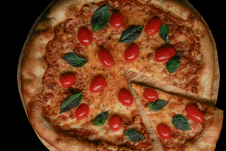 Example photo: Pizza topped with tomatoes and basil