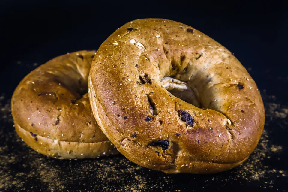 BookNoFees: Örnek fotoğraf: Koyu arka planda iki altın rengi bagel